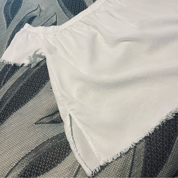 CLOTH & STONE 🤍 Anthropologie White Off The Shoulder Fringe Hem Blouse - Picture 7 of 9